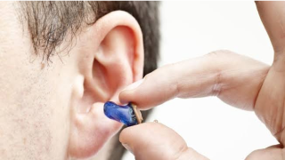 أمراض الأذن ومشكلات السمع عند الأطفال والبالغيين و الكبار